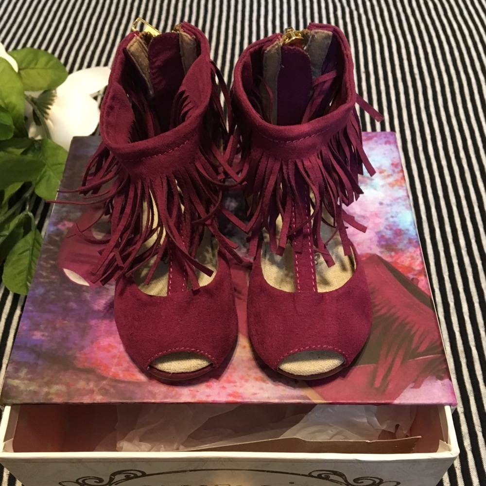NWOT Joy Folie Fringe Sandals - Picture 1 of 8